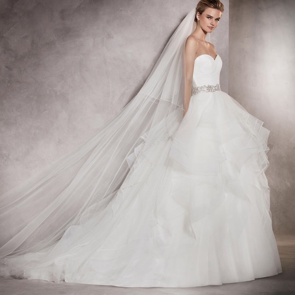 PRONOVIAS ALBANIA Ivory Wedding Gown -Size 8 - Picture 1 of 6